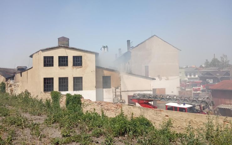 Šest hasičských jednotek vyjíždělo k požáru střechy haly. Byl vyhlášen druhý stupeň poplachu