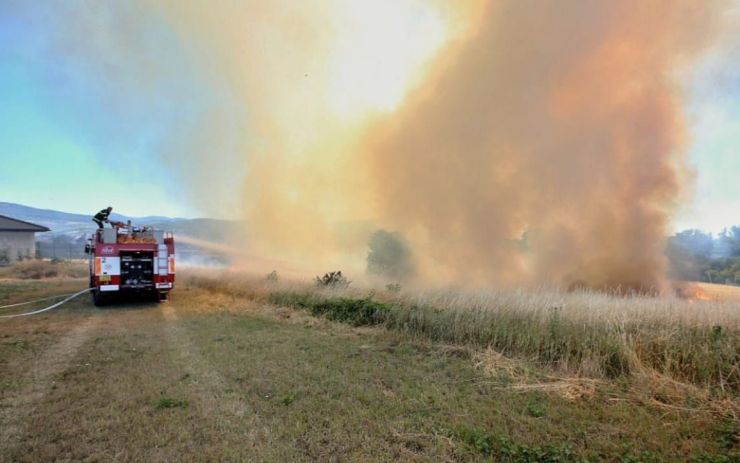 Tropy nahrávají požárům: Hořící travní porost zaměstnal hned pět jednotek hasičů