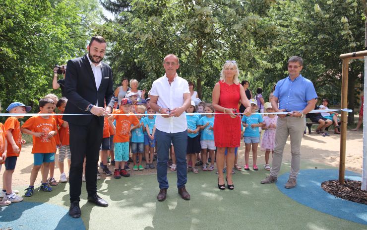 VIDEO: Prázdniny odstartovalo otevření nového hřiště v parku Josefa Hory