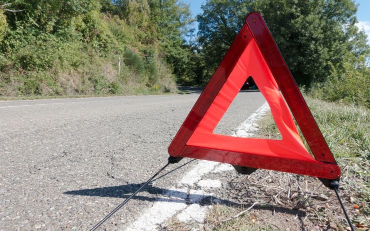 AKTUÁLNĚ: Pozor v Čížkovicích! U autobusové zastávky havarovalo auto do plotu