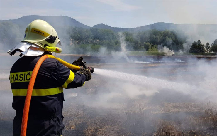AKTUÁLNĚ OBRAZEM: U Třebušína hoří pole, požár likviduje pět hasičských jednotek