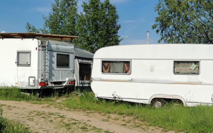 Zloděj chtěl sundat bicykl z karavanu, ale nedokázal to. Ukradl alespoň kola s brzdami