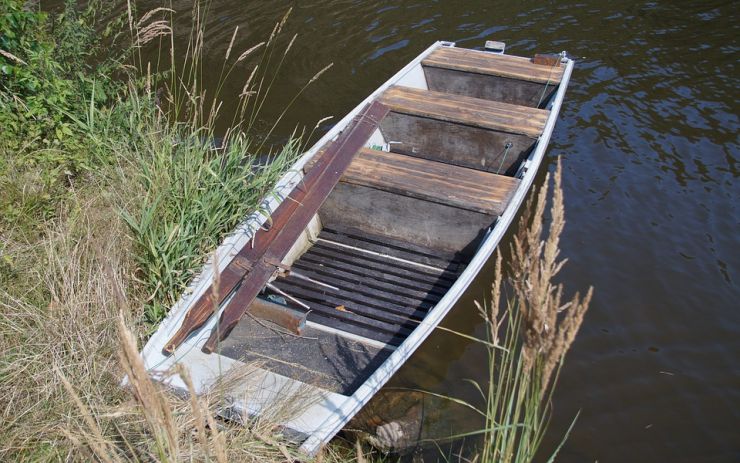 Z břehu řeky zmizela loďka. Zloděj překonal zámek a odplul s ní neznámo kam