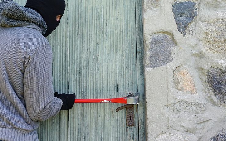 Policisté dopadli zloděje nářadí. Chodil si pro něj do garáže rodinného domu