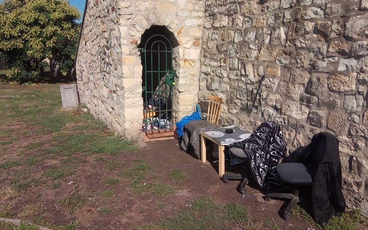 Bezdomovci se usadili v historické části Parkánů pod schody. Na hradbách sušili deky a hadry