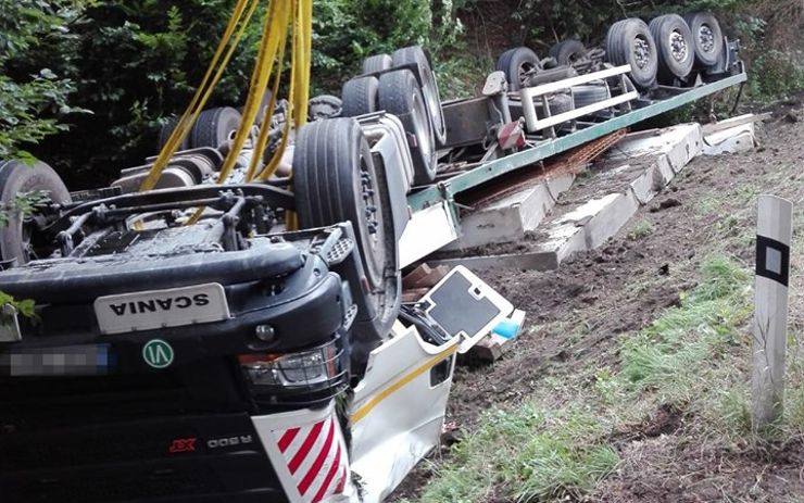 OBRAZEM: Hasiči z Litoměřicka pomáhali u tragické havárie, řidiče zavalil náklaďák