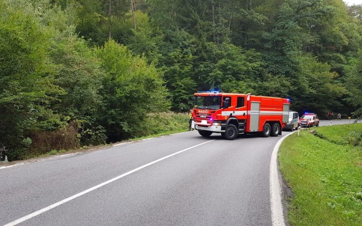 AKTUÁLNĚ: Náklaďák urazil zrcátko hasičskému vozu. Při další nehodě skončilo auto mimo silnici