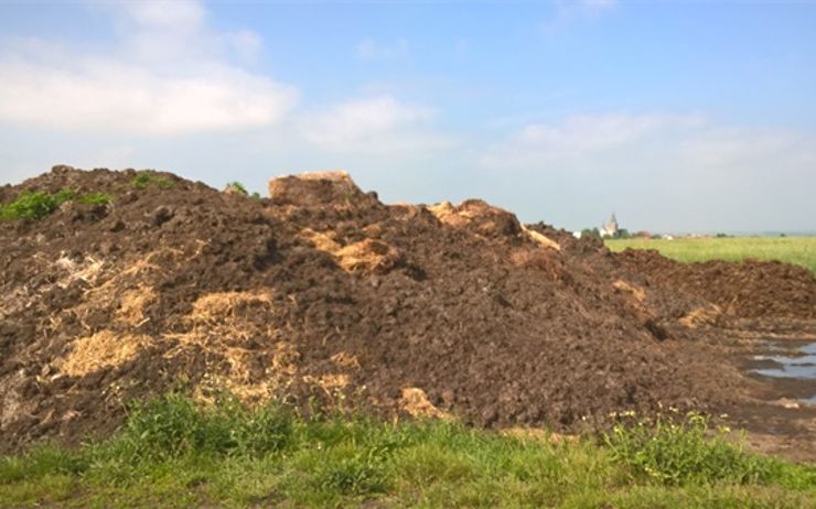 Zemědělec ukládal kaly z čističky odpadních na orné půdě. Teď musí zaplatit pokutu