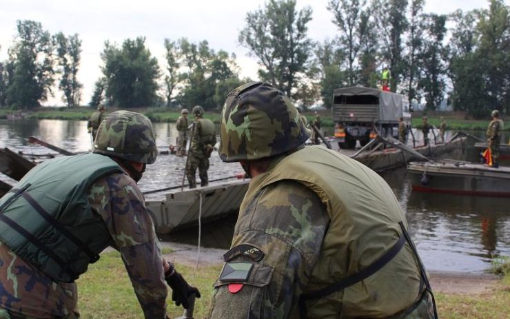 OBRAZEM: Čeští a Američtí vojáci pomocí pontonového mostu cvičně překročili Labe