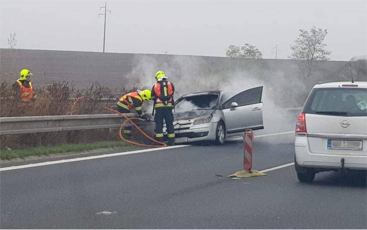 FOTO OD VÁS: NA dálnici D8 začalo hořet auto, na místě jsou hasiči