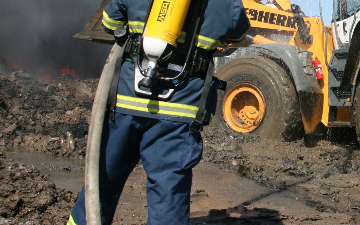 Třicet hasičů bojuje s požárem skládky na Litoměřicku