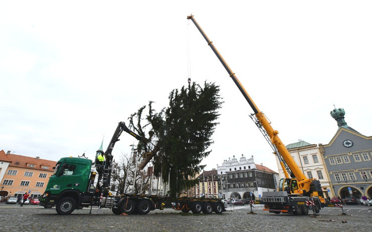 Na Mírové náměstí dorazil vánoční strom. Rozsvítí se v pátek