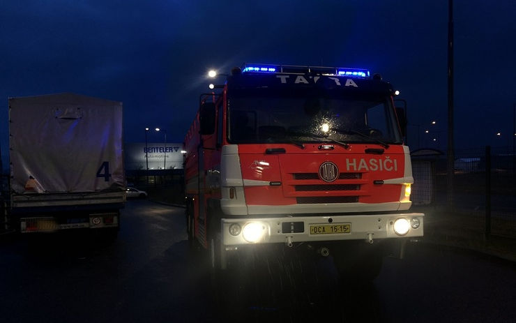 U Břežan nad Ohří skončilo auto na střeše, při nehodě se zranila řidička