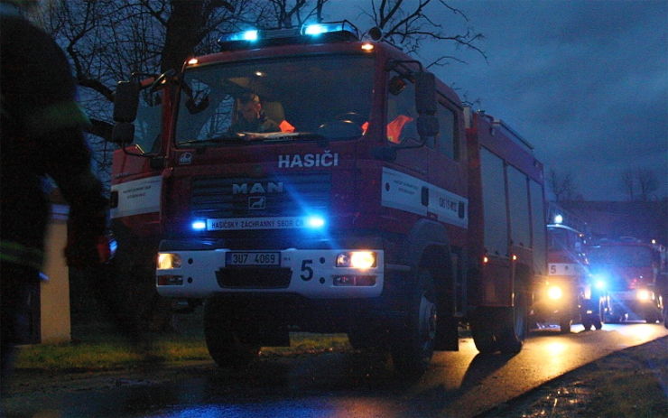 Při nehodě u Velkých Žernosek se zranili tři lidé, z motoru dodávky se kouřilo