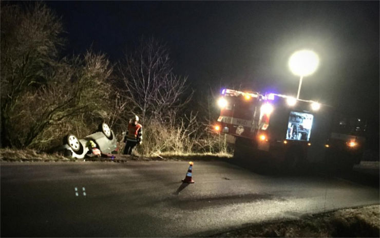 OBRAZEM: U Hlinné skončilo díky namrzlé vozovce auto na střeše v příkopu