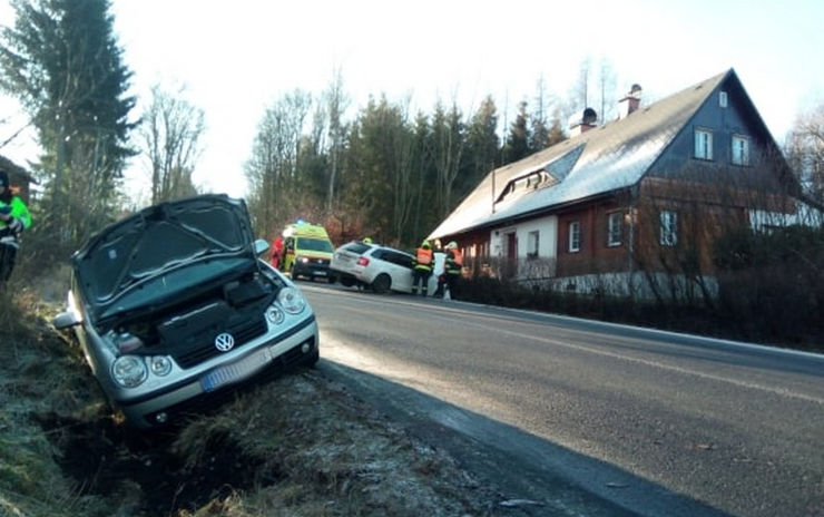 Hasiči v ranních hodinách vyjížděli k nehodě u Čížkovic. Auto skončilo na boku v příkopu