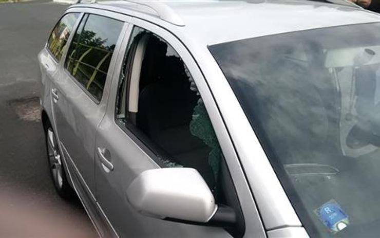 Zloděj se vloupal do zaparkovaného auta. Po rozbití okna ukradl bundu a batoh