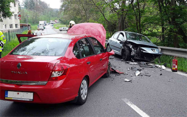 AKTUÁLNĚ: U Velemína se střetlo auto se sypačem, v Milešově se srazily dva osobáky