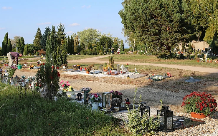 Městský hřbitov je kvůli silnému větru dočasně uzavřen