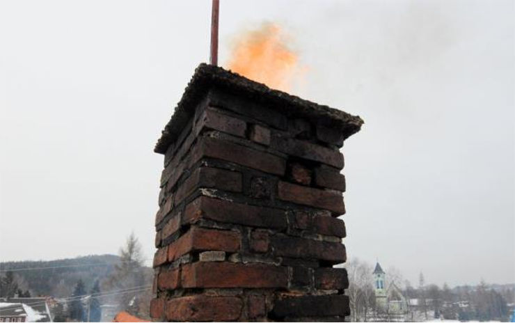 AKTUÁLNĚ: V bývalém mlýně došlo k požáru komína, hasiči strhávají hořící saze