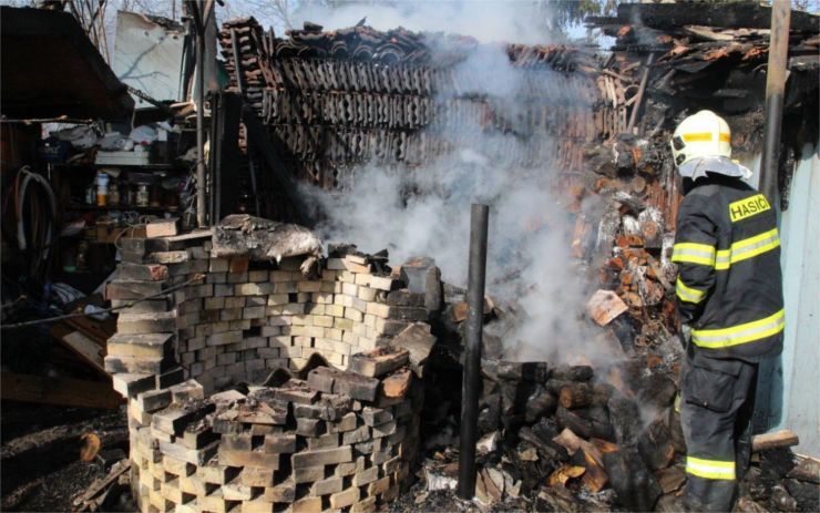 OBRAZEM: Ve Ctiněvsi hořela stodola se dřevem, na místo vyjížděly čtyři jednotky hasičů