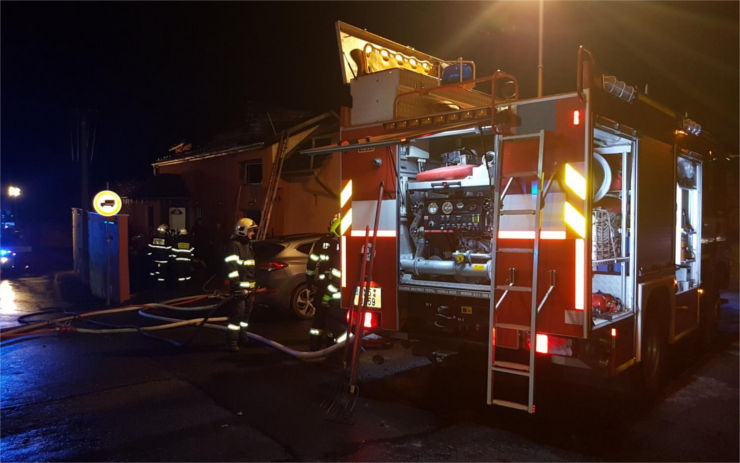 Hasiči v noci vyjížděli k požáru rodinného domu. S plameny bojovalo šest jednotek