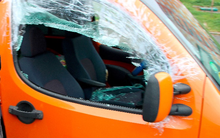 Dostat do auta se zloději povedlo, ukrást rádio už ne. Policie vyšetřuje také krádež vozíku