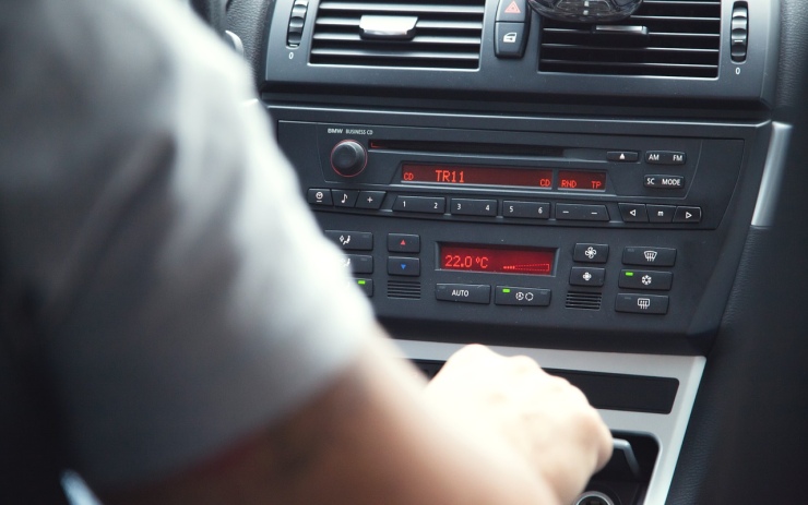 Registrační značky na auto nepatřily. Řidič navíc seděl za volantem přes zákaz