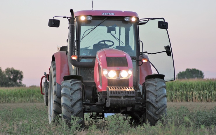 Majiteli z lesního pozemku zmizel traktor za 350 tisíc. Po pachateli pátrá policie