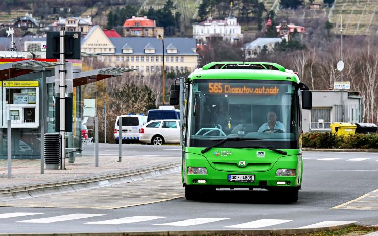 V „zelených“ autobusech platí od pondělka opět nástup předními dveřmi