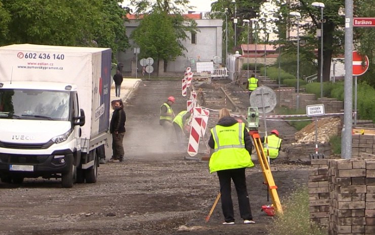 Na Budovatelce se pokládá nový asfalt, počítejte s uzavírkou