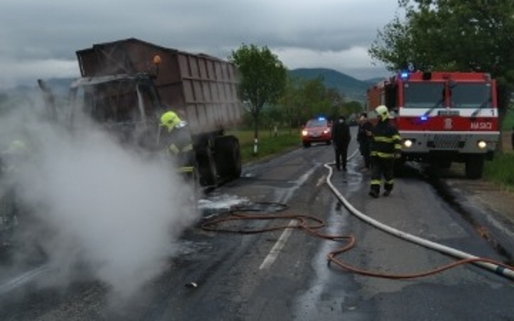 AKTUÁLNĚ: Hasiči vyjížděli k požáru traktoru u Siřejovic, řidič utrpěl zranění hlavy