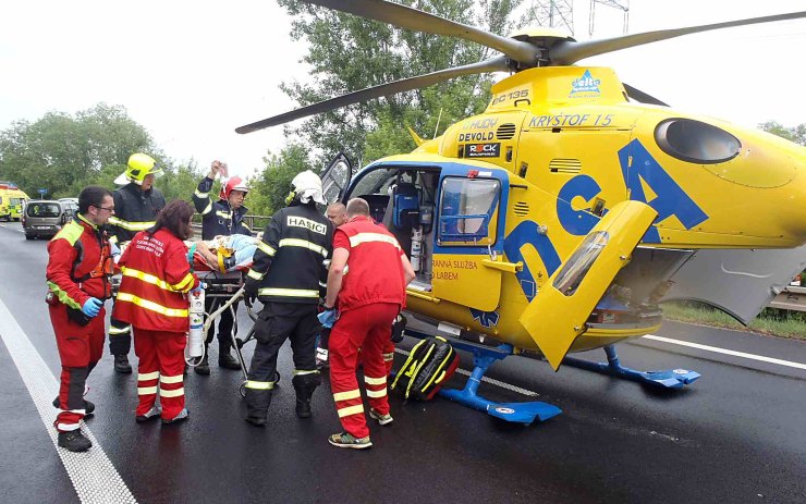 AKTUÁLNĚ: Vážná nehoda uzavřela dálnici D8 ve směru na Německo. Na místě zasahuje vrtulník