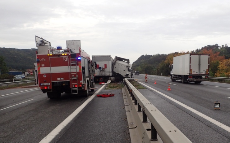 AKTUÁLNĚ: Na D8 u Lovosic se střetl náklaďák s osobním autem, na místě je silný provoz