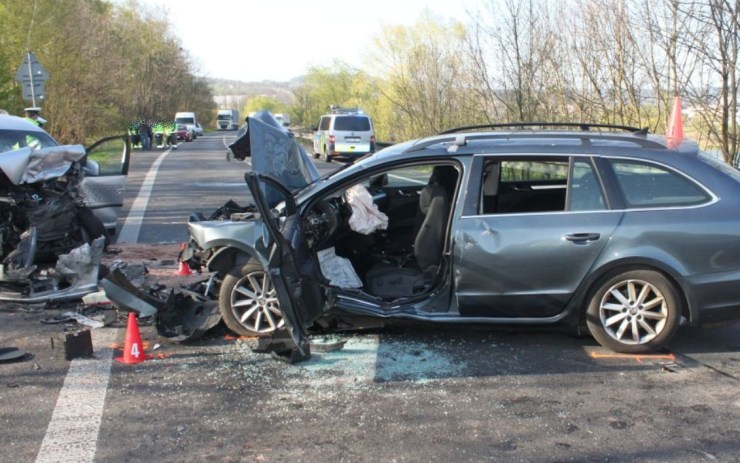 AKTUÁLNĚ: Nehoda dvou aut u Levína si vyžádala zranění. Očekávejte dopravní komplikace