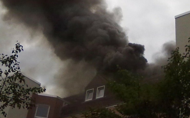 Hasiči likvidovali požár podkrovního bytu, obyvatelé domu museli být evakuováni