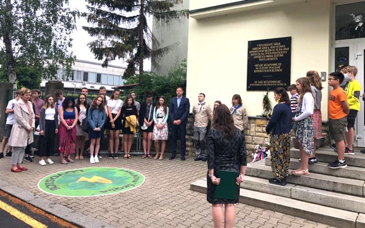 V Lovosicích u základní školy uctili památku obětí komunistického režimu