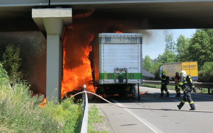 Provoz na dálnici D8 ve směru na Německo ochromil požár kamionu převážející sudy s pivem
