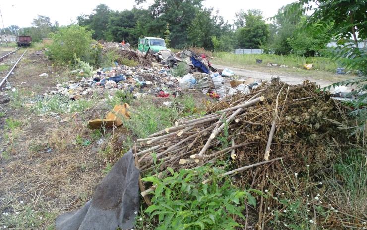 Budova lákající bezdomovce šla k zemi, mizí také černá skládka