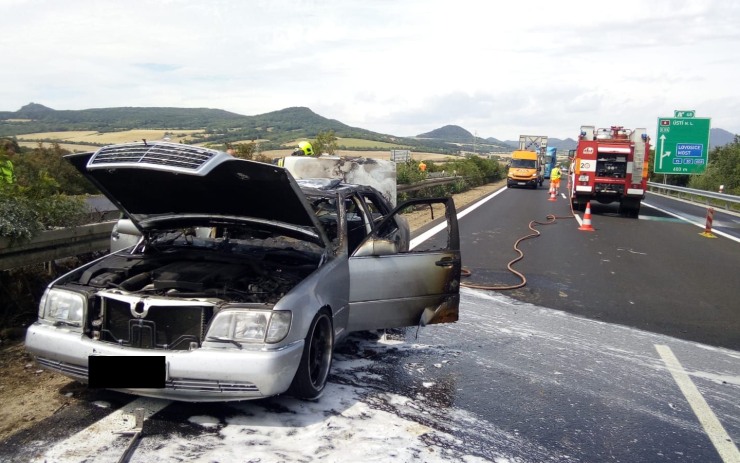 OBRAZEM: Na dálnici začalo za jízdy hořet auto na plyn, takto ho zničily plameny