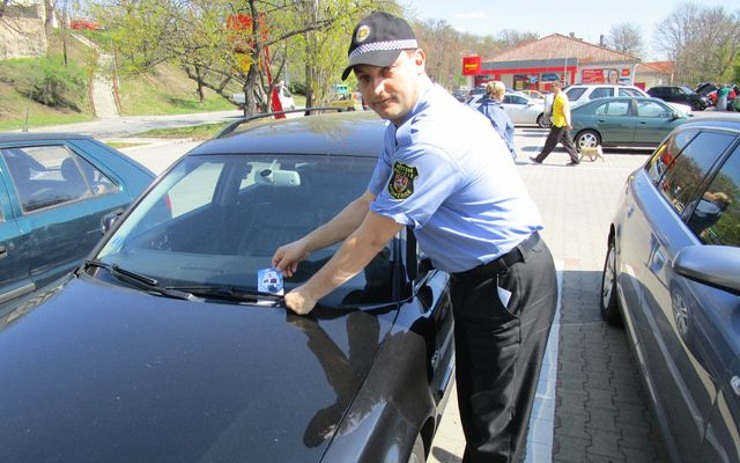 Strážníci upozorňovali na parkovištích majitele aut. Na co si při nákupech dát pozor?