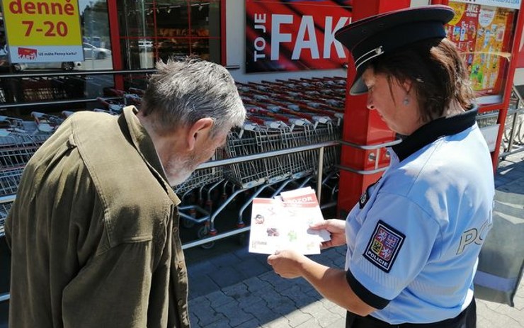 Policisté se strážníky upozorňují lidi na zloděje. Novinkou je i rozšíření aplikace „Zabezpečte se“