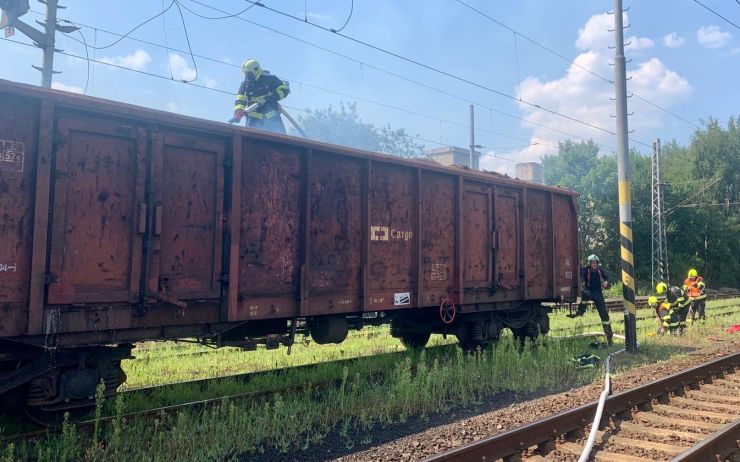 Na Litoměřicku hořel vlak se dřevem. Požár zasáhl sedm vagonů