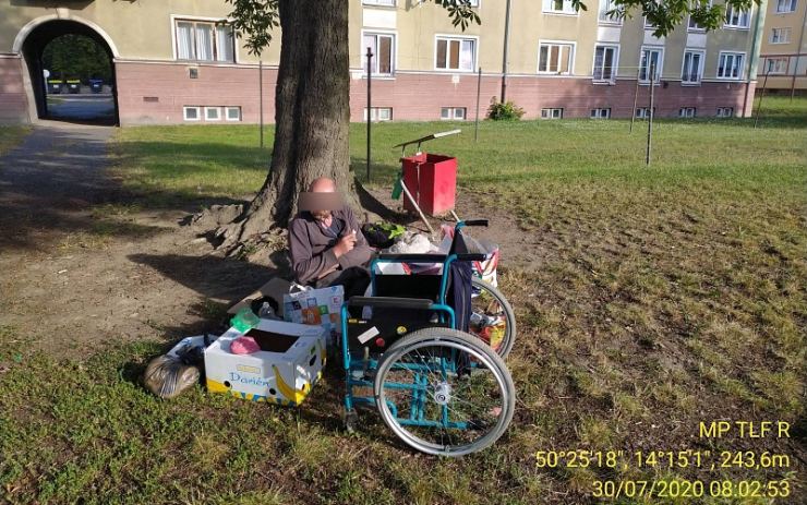 Bezdomovec si pod stromem udělal piknik. Lidé si na něj opakovaně stěžovali