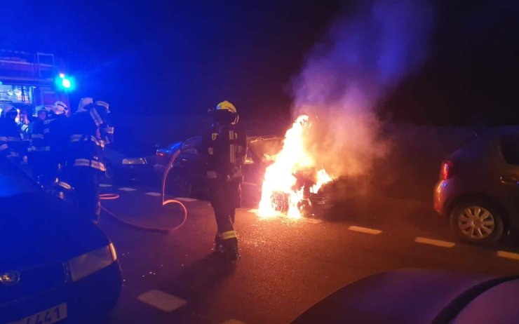 Hasiči vyjížděli k nočnímu požáru auta, plameny poškodily i vedle stojící vůz