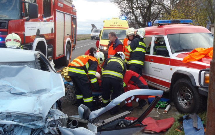 AKTUÁLNĚ: Vážná nehoda na sjezdu z D8 u Velemína. Čtyři lidé jsou zranění, zasahoval vrtulník