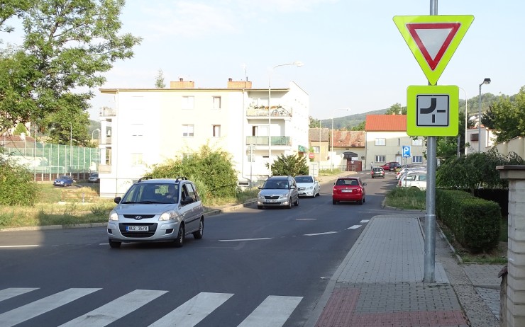 Konec závodní dráhy! V Březinově ulici došlo k úpravám, město tak reagovalo na petici