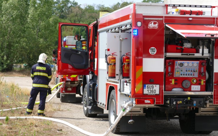 K požáru v hostinci v Křesíně vyjížděly tři jednotky hasičů. Děti tu měly soustředění