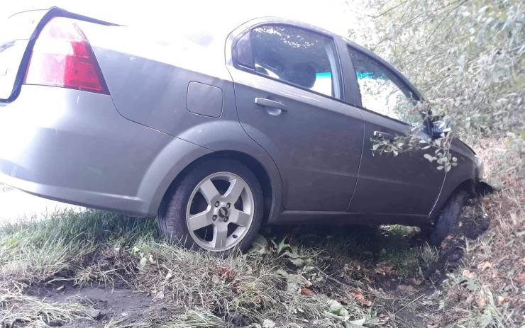 U Lukavce skončilo auto v příkopu, řidič utrpěl zranění. Hasiči museli odtěžit nasáklou zeminu