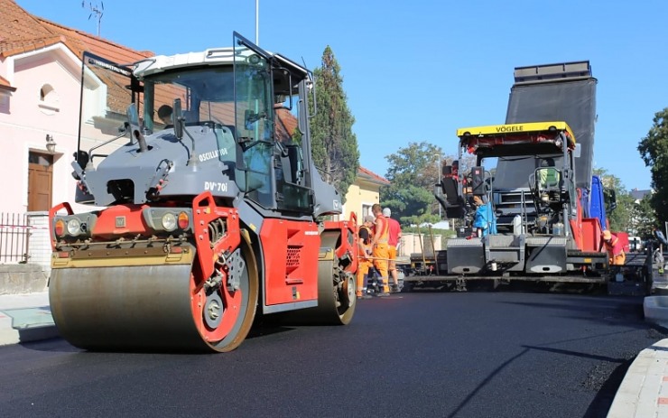 Na rekonstrukci Školní navazuje rozšíření parkování v Neklanově ulici